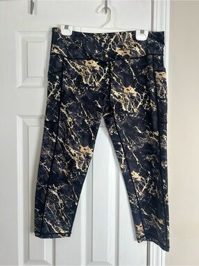 Constantly Varied Gear CVG Black & Gold Marble Pocket Capri Leggings XL